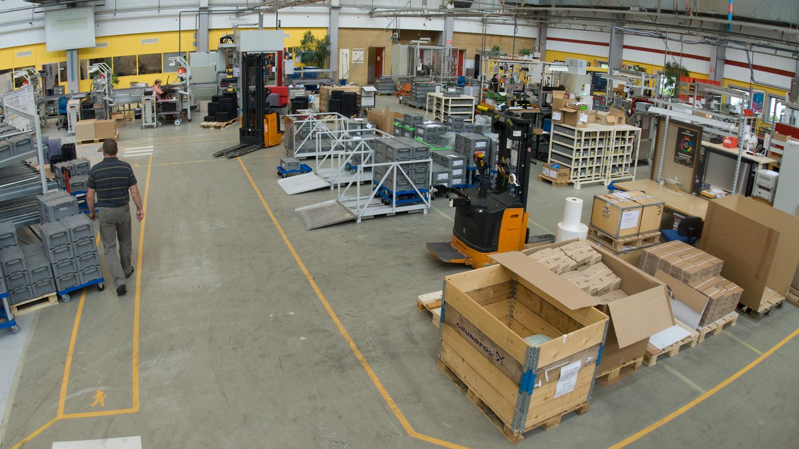 Produktionshal ved Sauer-Danfoss og orange gaffeltrucks