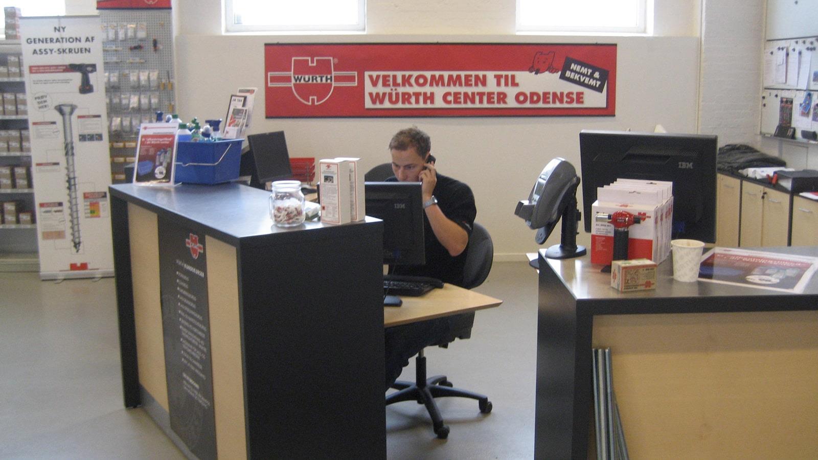 Man from Würth sits at his desk busy on the telephone