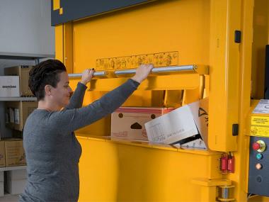 The type of the baler's door significantly affects the comfort and efficiency of the device 